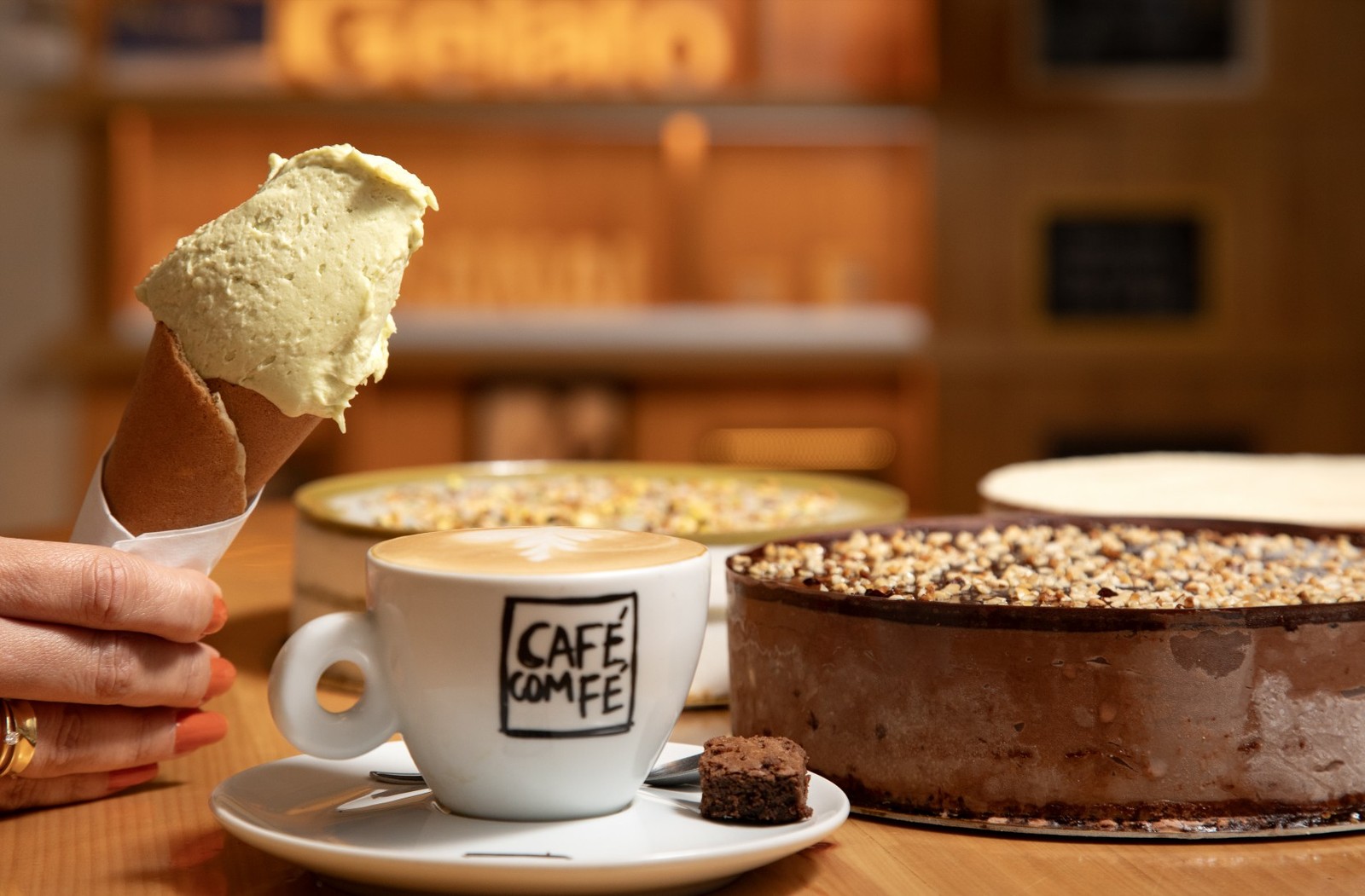 Gelateria Momo, em Ipanema, oferece café da manhã, sorvetes para cães e picolés personalizados para atrair clientes o ano inteiro. Foto: Ana Branco/Agência O Globo