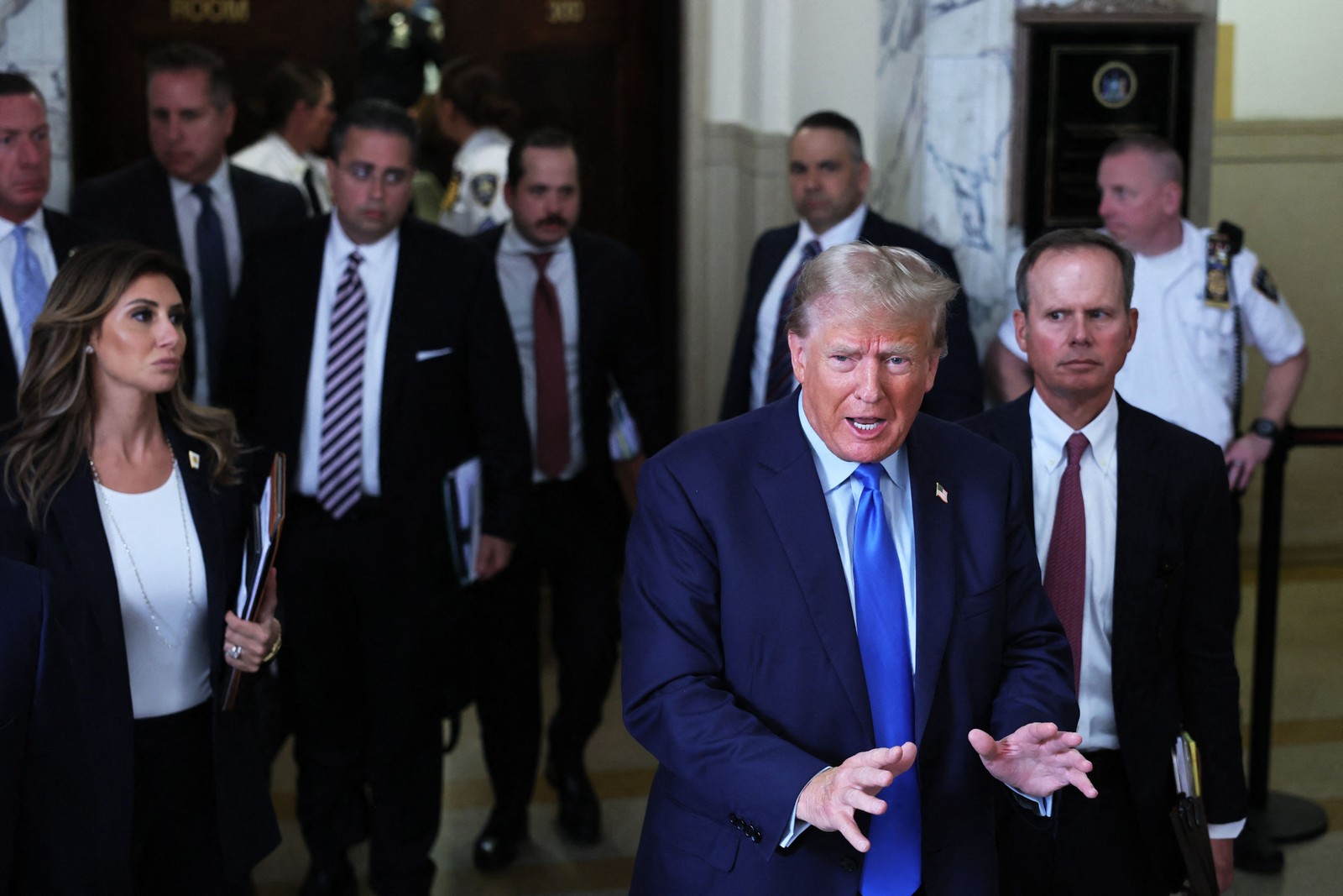 O ex-presidente dos EUA Donald Trump fala à mídia após sair do tribunal para um intervalo para almoço durante o primeiro dia de seu julgamento por fraude civil na Suprema Corte do Estado de Nova York — Foto: Michael M. Santiago / Getty Images via AFP