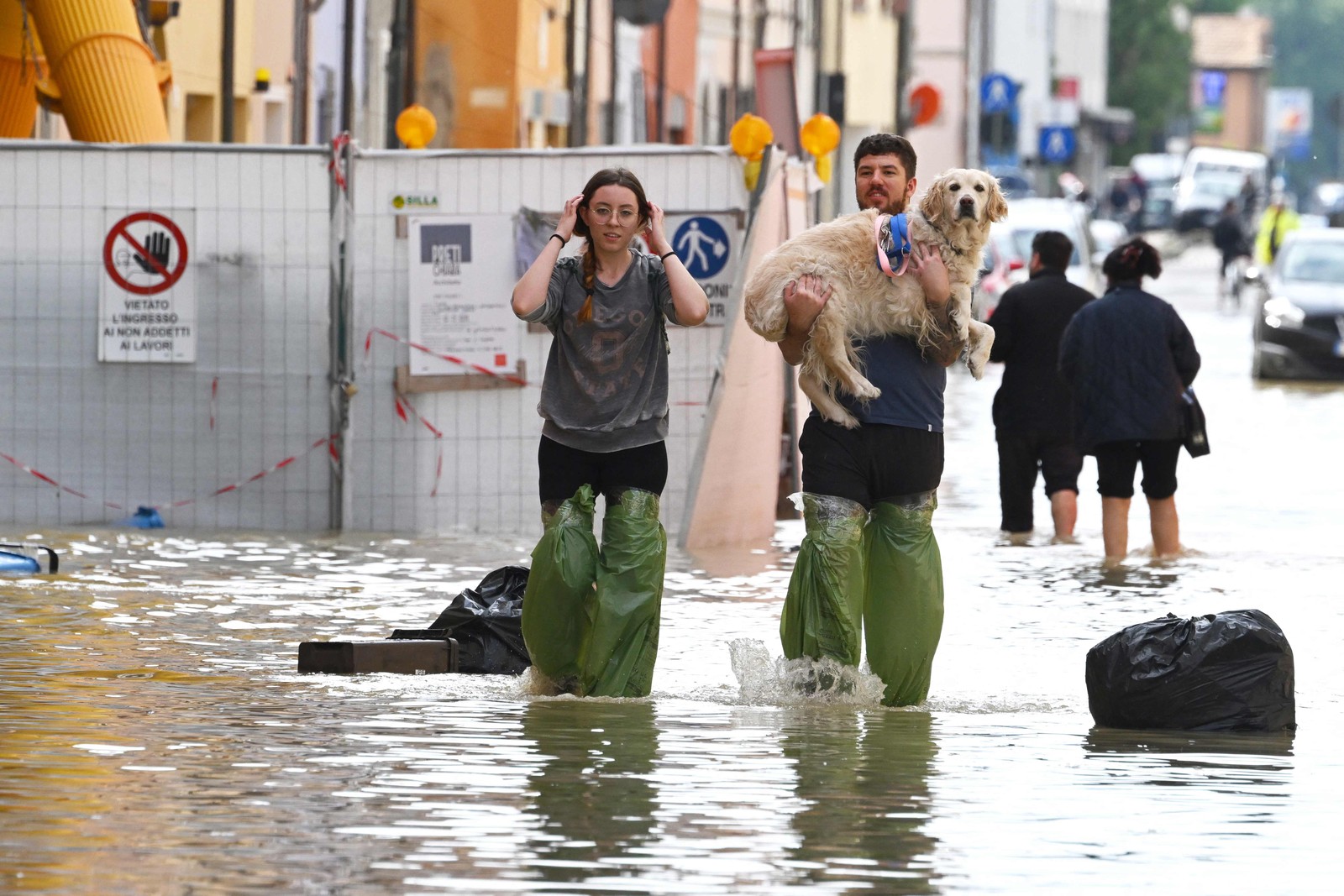 Ao menos 10 mil pessoas foram forçadas a deixar suas casas em razão das fortes enchentes que atingiram a região de Emília-Romanha — Foto: Andreas SOLARO / AFP