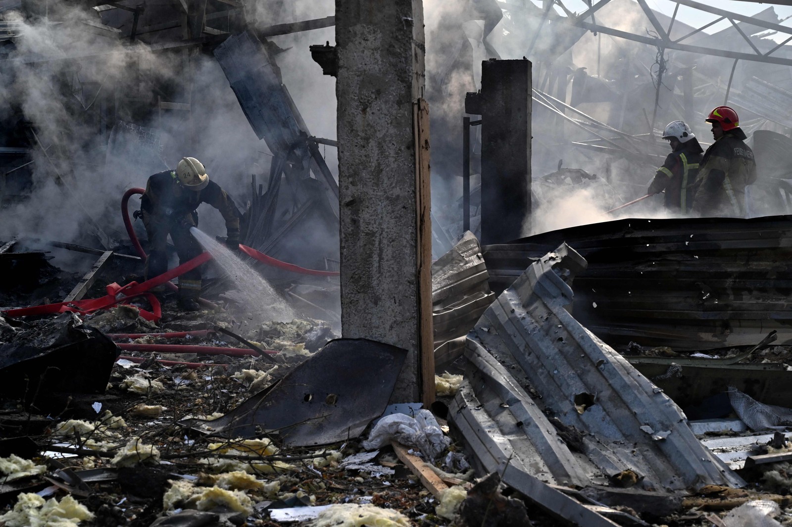 Bombeiros apagam incêndio em uma área industrial da capital ucraniana, Kiev — Foto: Sergei SUPINSKY/AFP