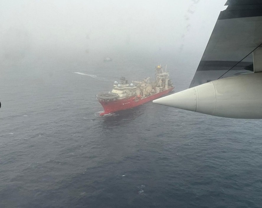Imagem divulgada pela Guarda-Costeira dos EUA mostra navio que participa das buscas do submarino