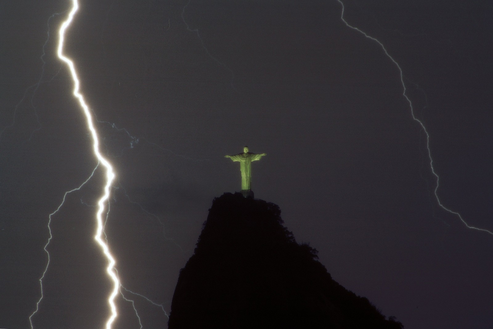 Monumento do Cristo Redentor diante dos raios que atingiam a cidade do Rio, em 2007