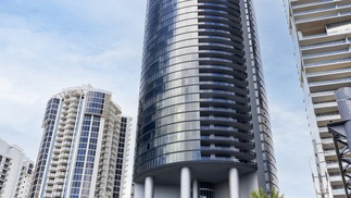 A torre Porsche Design em Sunny Isles Beach, Flórida. O mercado de condomínios de luxo de marca está crescendo e agora inclui casas de moda e fabricantes de carros de luxo, especialmente em Miami