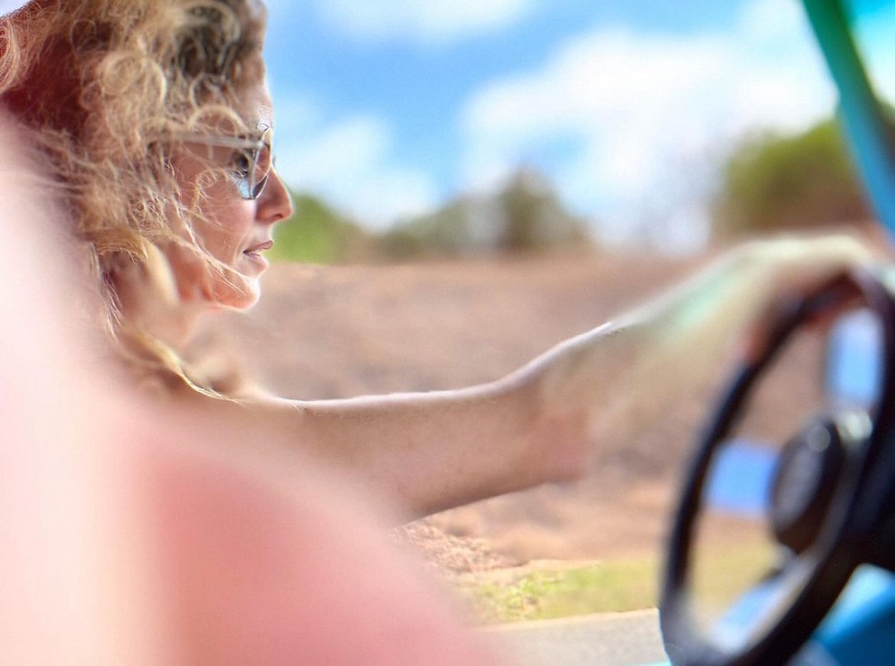 Fernanda de Freitas dirige um buggy durante temporada em Fernando de Noronha — Foto: Reprodução/Instagram