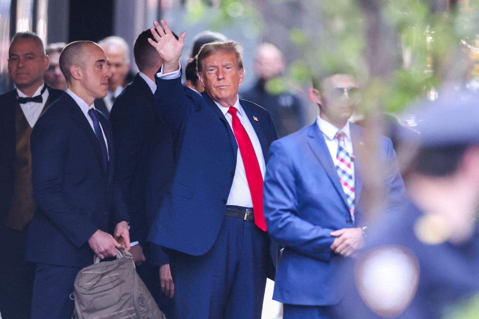 O ex-presidente dos EUA, Donald Trump, sai da Trump Tower com destino ao Tribunal Criminal de Manhattan, para comparecer ao primeiro dia de seu julgamento - Foto: Charly TRIBALLEAU / AFP