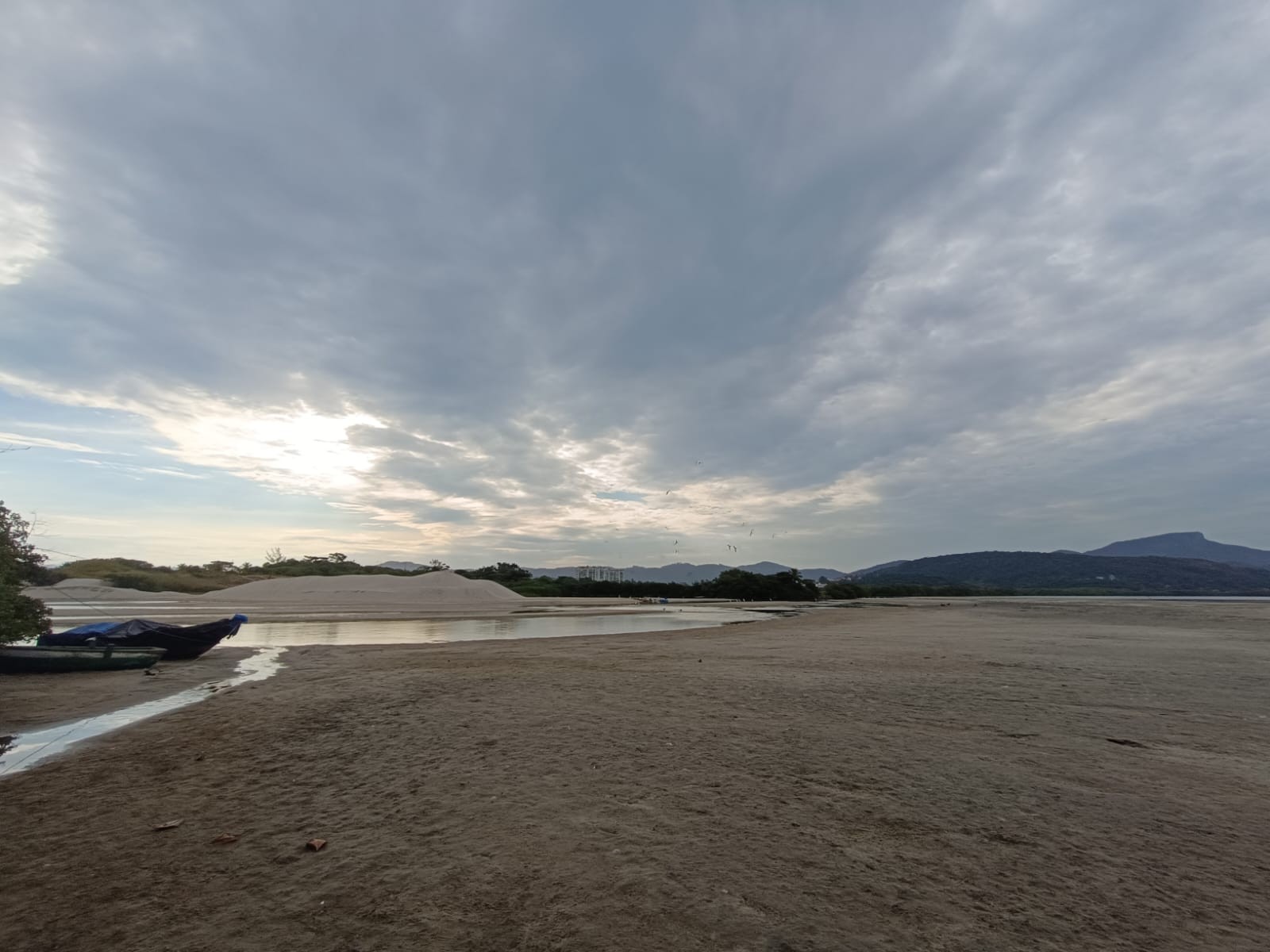 Barcos não conseguem atravessa a Lagoa de Itaipu — Foto: Lívia Neder