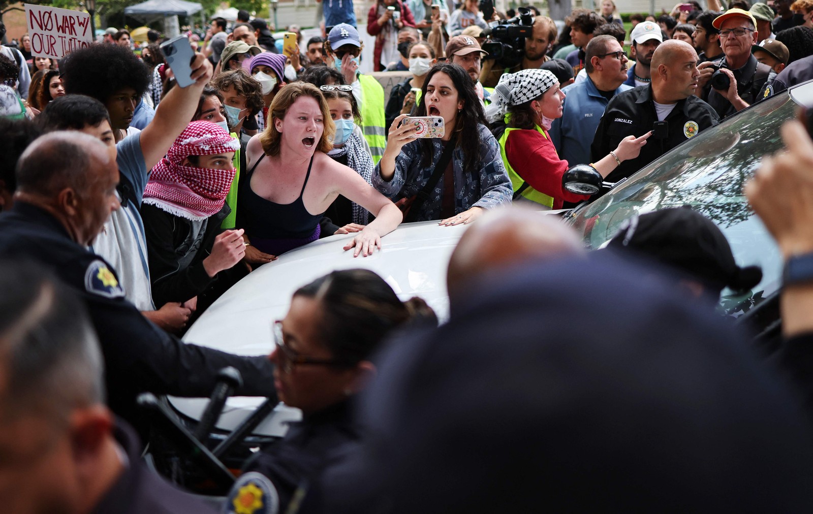 Manifestantes pró-palestina discutem com oficiais de segurança pública que tentaram derrubar um acampamento em apoio a Gaza na Universidade do Sul da Califórnia, em Los Angeles — Foto: MARIO TAMA / GETTY IMAGES NORTH AMERICA / Getty Images via AFP