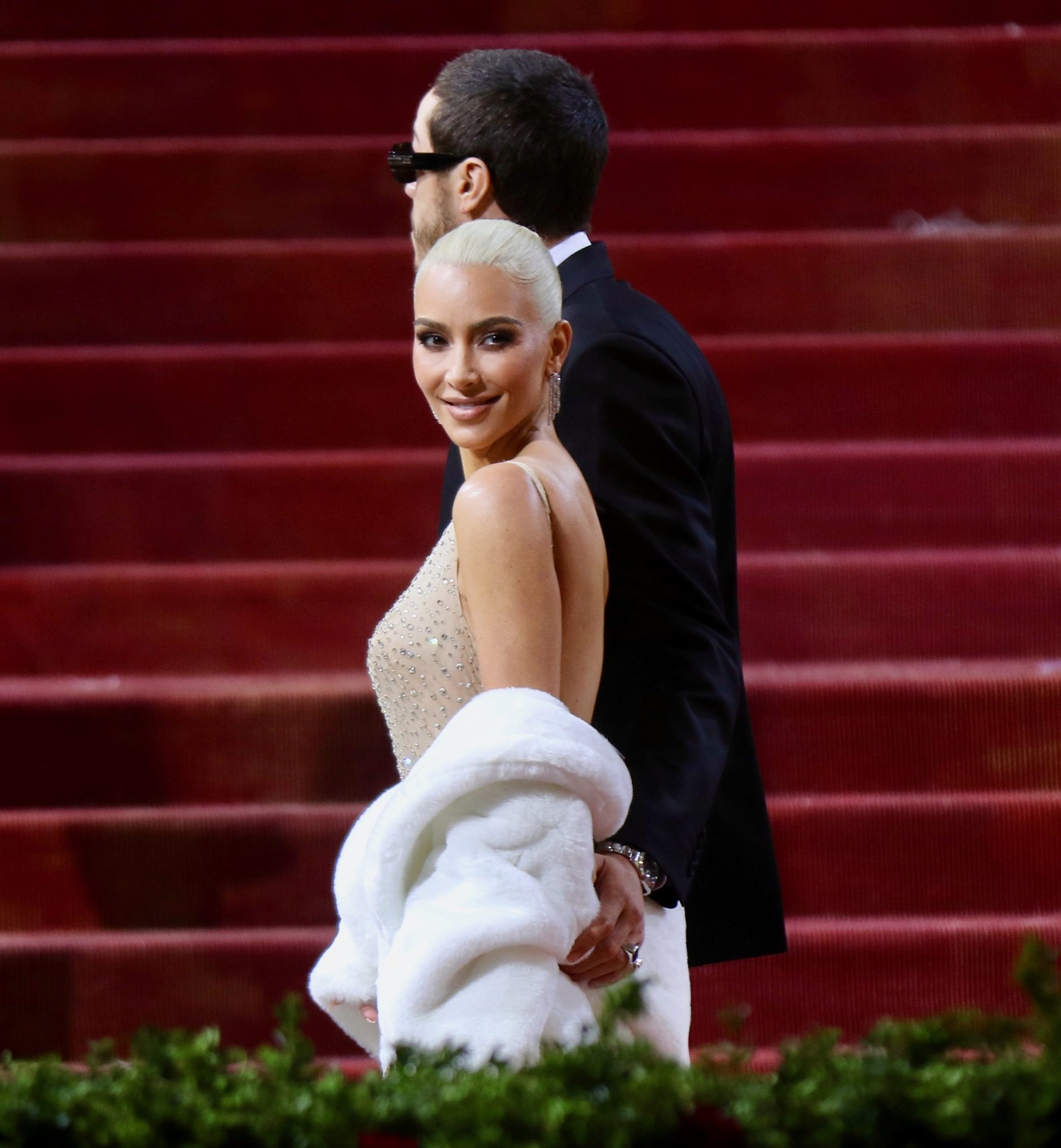 A mão boba de Pete Davidson em Kim Kardashian no baile do MET — Foto: Getty Images