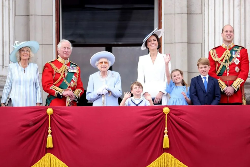 Rainha Elizabeth II e a família real durante o Trooping the Colour  — Foto: Getty Images