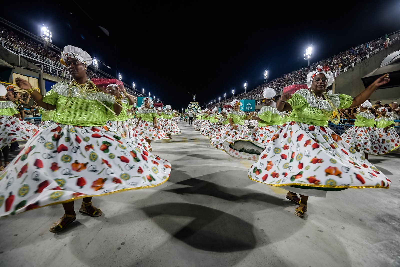 Com enredo sobre caju, fantasias das baianas com a fruta estampada nas saias — Foto: Alexandre Vidal