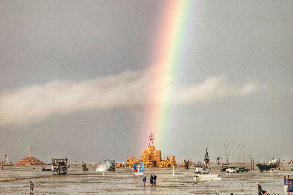 Área onde acontecia o festival Burning Man, nos EUA, foi arrasada por tempestade em deserto — Foto: Josh Lease/AFP