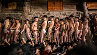 A organização do evento tornou-se um fardo pesado para os idosos fiéis locais, que têm dificuldade em manter o rigor do ritual — Foto: Philip Fong/AFP