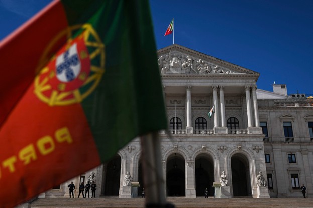 Bandeira de Portugal em frente ao Parlamento
