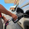 Frentista reabastece automóvel em posto de gasolina. Petrobras anunciou reajuste de preços nesta segunda - Lucas Tavares/Agência O Globo