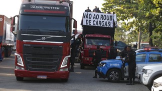 Caminhoneiros fazem protesto contra o crescente número de roubo de cargas no Rio — Foto: Fabiano Rocha / Agência O Globo