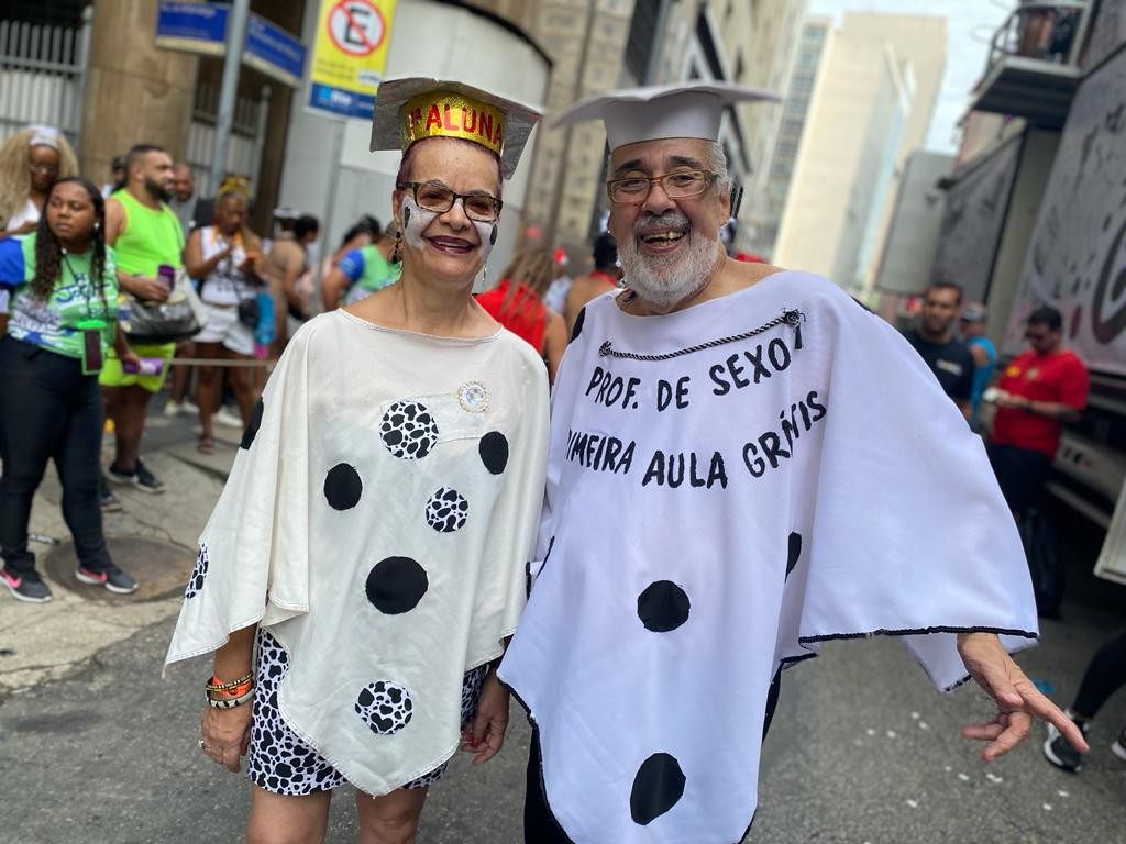 Casal usa fantasia em conjunto no Cordão da Bola Preta — Foto: Márcia Foletto / Agência O Globo