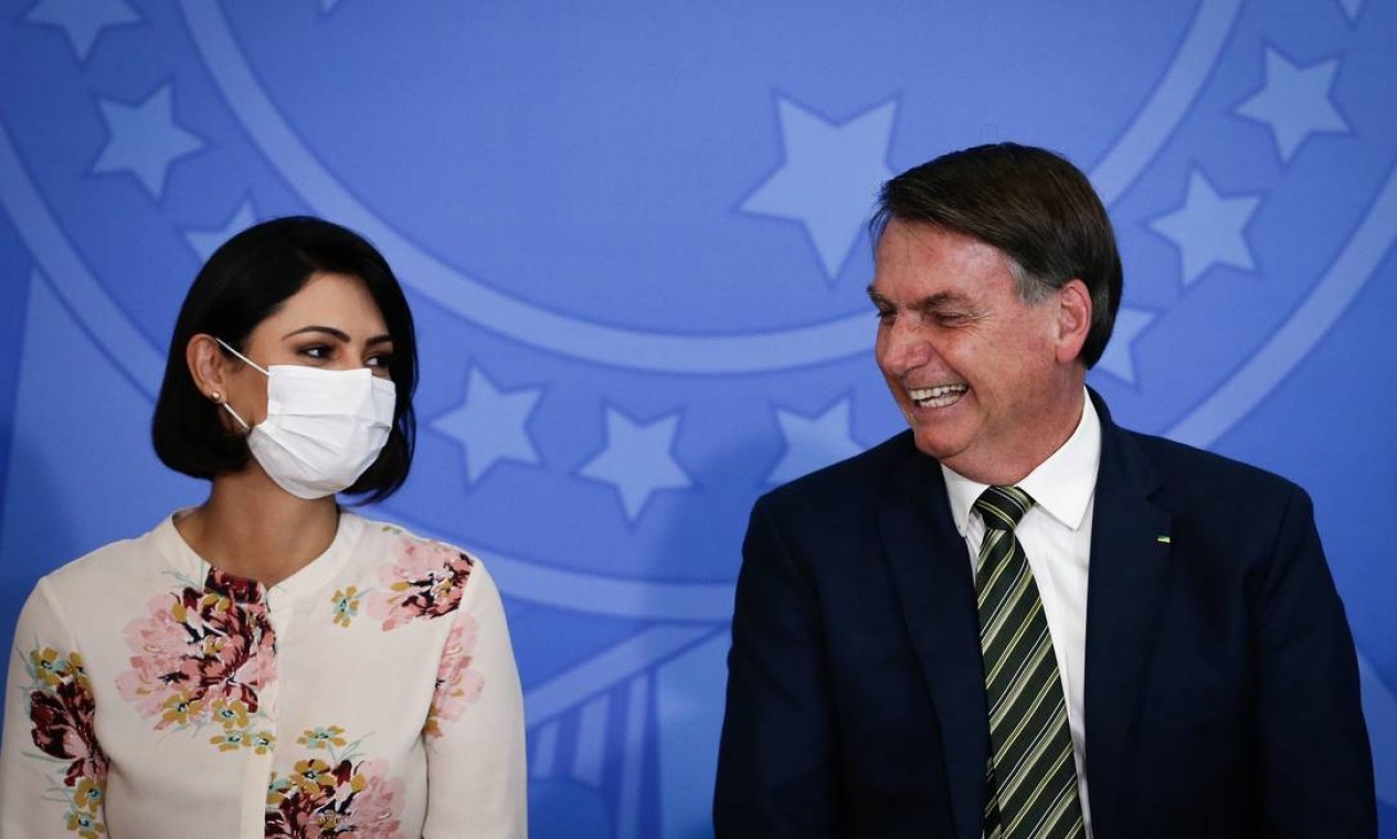 De máscara, a então primeira-dama, Michele Bolsonaro, ao lado do então presidente durante a solenidade de posse do novo ministro da Justiça  — Foto: Pablo Jacob / Agência O Globo - 29/04/2020