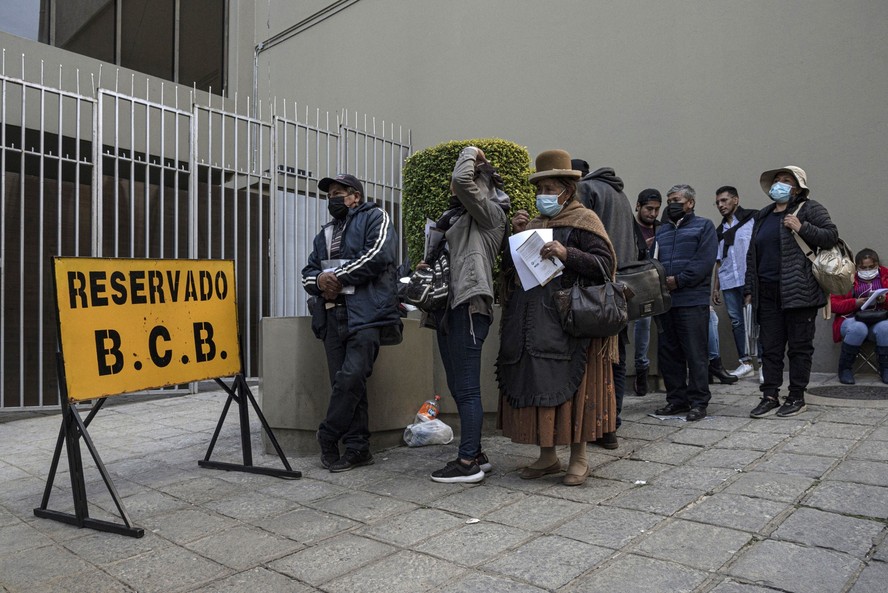 Bolivianos fazem fila em frente à sede do Banco Central na esperança de obter dólares