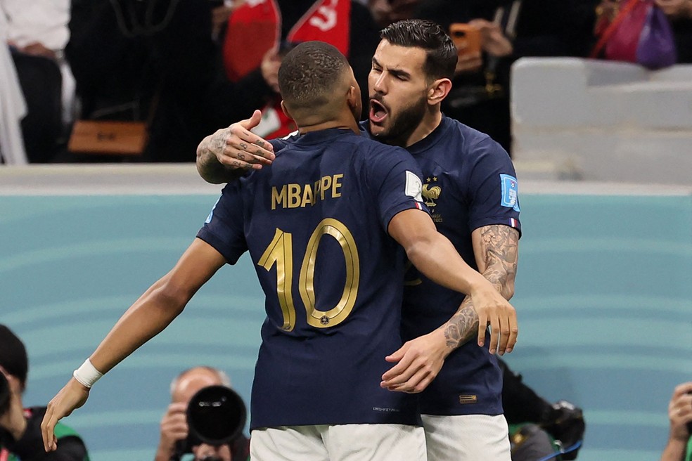 France's defender #22 Theo Hernandez (R) celebrates with France's forward #10 Kylian Mbappe after scoring his team's first goal during the Qatar 2022 World Cup semi-final football match between France and Morocco at the Al-Bayt Stadium in Al Khor, north of Doha on December 14, 2022 — Foto: KARIM JAAFAR / AFP