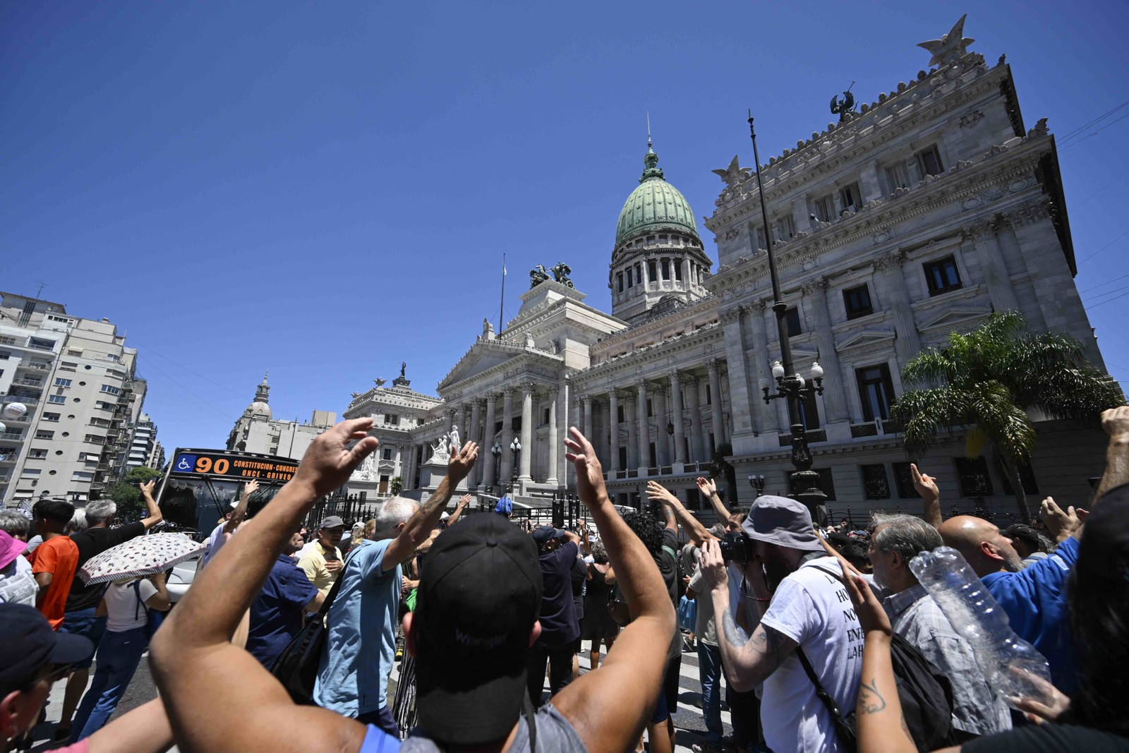 Manifestantes se reúnem em frente ao Congresso, em Buenos Aires, durante greve geral na Argentina — Foto: LUIS ROBAYO/AFP