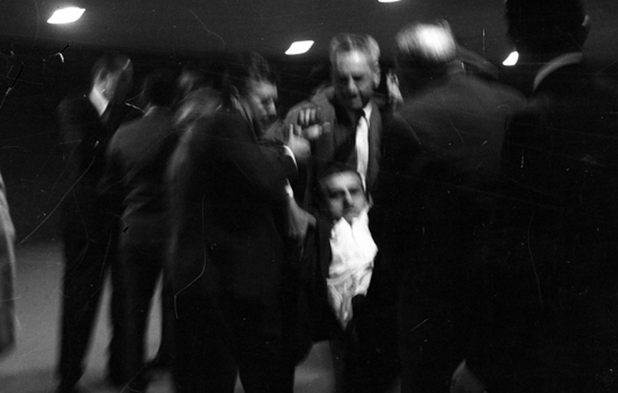 O senador Kairala carregado por levar tiro de Arnon de Melo no Congresso, em 1963