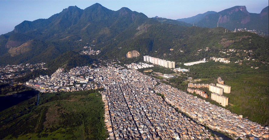 Cobiçada. A comunidade de Rio das Pedras, vista do alto: dominada pela milícia, favela vem sendo alvo de ataques do tráfico