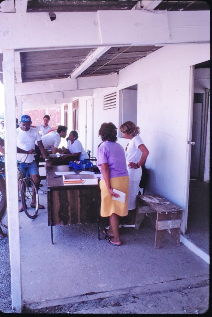 As mulheres da Maré sempre desempenharam papel fundamental nas ações comunitárias de educação e saúde. Nova Holanda – Marcílio Dias, anos 1980. Fundo Anthony Leeds, Fiocruz