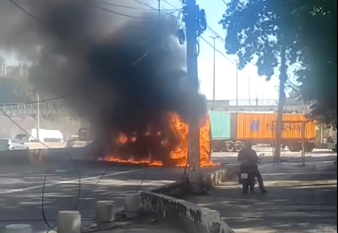 O ônibus em chamas na Avenida Brasil — Foto: Reprodução / Instagram