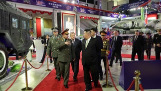 Kim Jong-Un mostra armamentos norte-coreanos ao ministro da Defesa da Rússia, Sergei Shoigu — Foto: KCNA VIA KNS / AFP