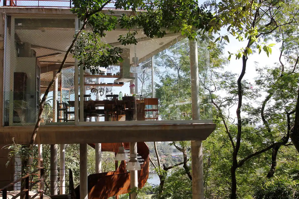 Casa do ator Caio Blat, na Zona Oeste do Rio, tem estrutura de madeira e vidro