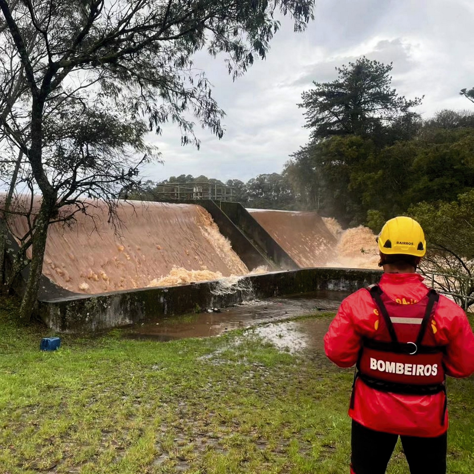 está monitorando nesta segunda-feira (04/09), os níveis dos reservatórios de água das cidades de abrangência do 7° BBM, além de prestar apoio às concessionárias responsáveis pelos serviços de água e esgoto. — Foto: Divulgação CBMRS