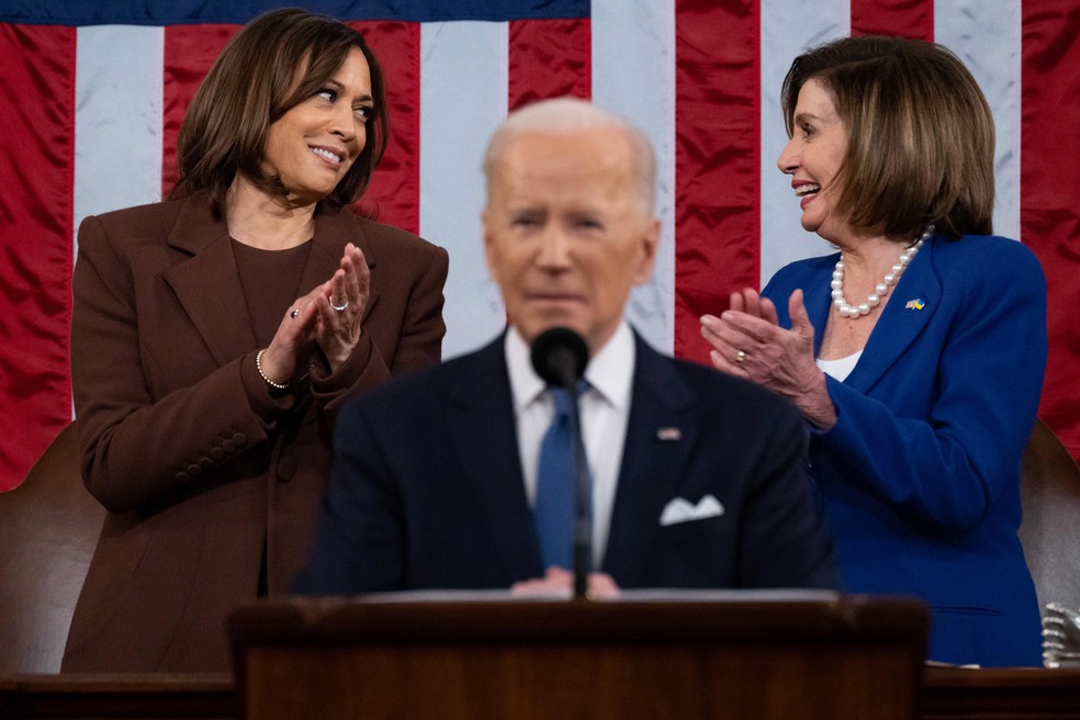 Kamala Harris, vice-presidente dos EUA (E), ao lado de Nancy Pelosi, então presidente da Câmara, durante discurso de Joe Biden em 2022 — Foto: SAUL LOEB / POOL / AFP