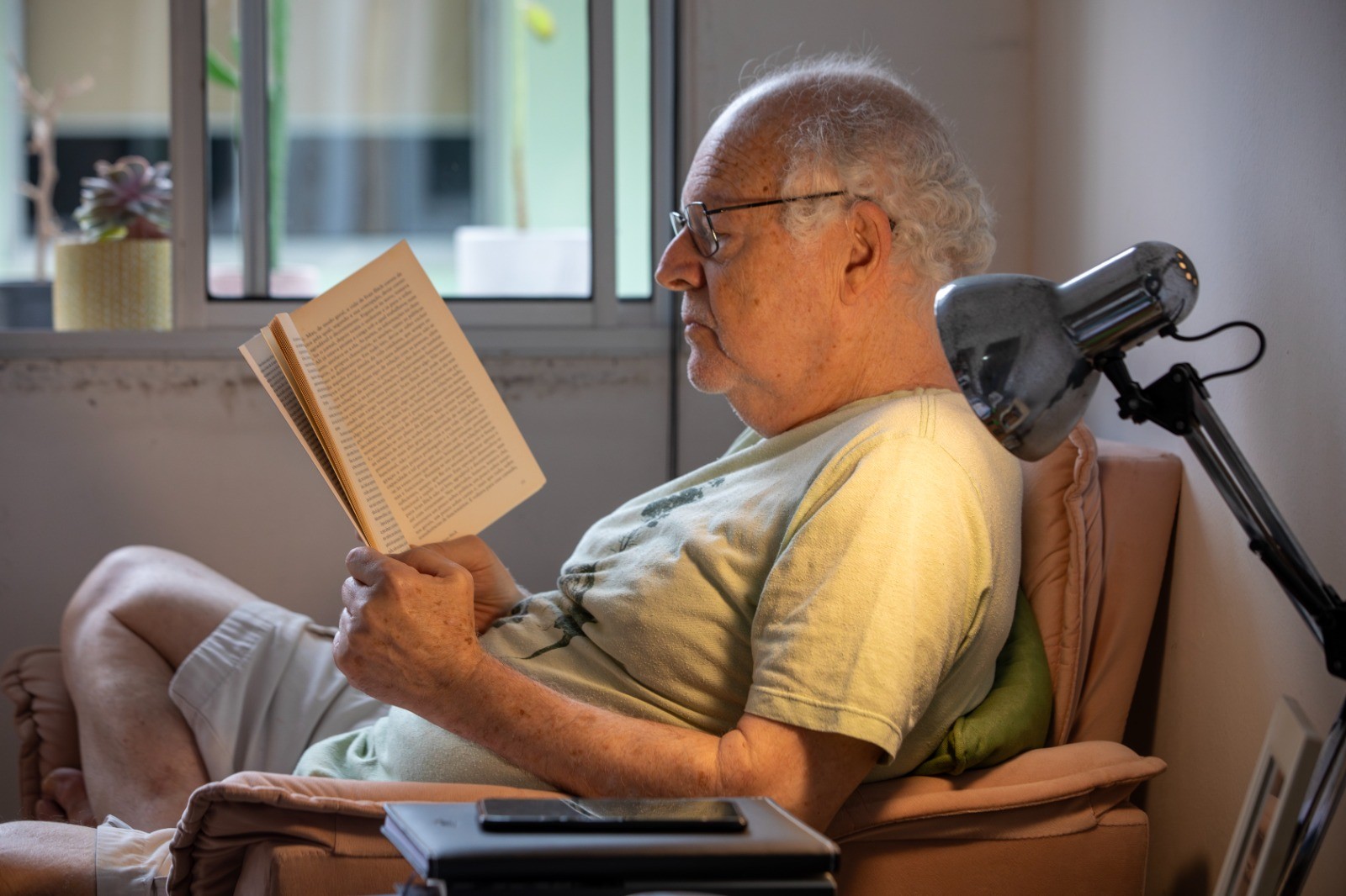 Leibovitch mora no Retiro desde a pandemia. O ator aponta a leitura como uma das suas atividades favoritas — Foto: Ana Branco 