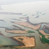 - Pequenas lagoas, troncos de árvores secas e córregos estão aparentes onde deveriam estar com 20 metros submersos na Represa da hidrelétrica de Marimbondo na região de Icém, interior de São Paulo - Joel Silva/Fotoarena/Agência O Globo