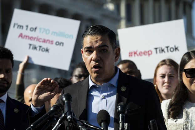 O deputado Robert Garcia, democrata da Califórnia, discursou no Capitólio dos EUA no mês passado em meio a esforços renovados do Congresso para forçar a TikTok a vender ou enfrentar uma proibição nos EUA