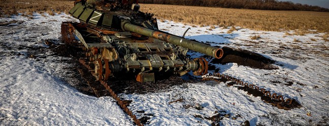 Tanque russo destruído em campo de trigo na região de Kharkiv — Foto: ANATOLII STEPANOV/AFP