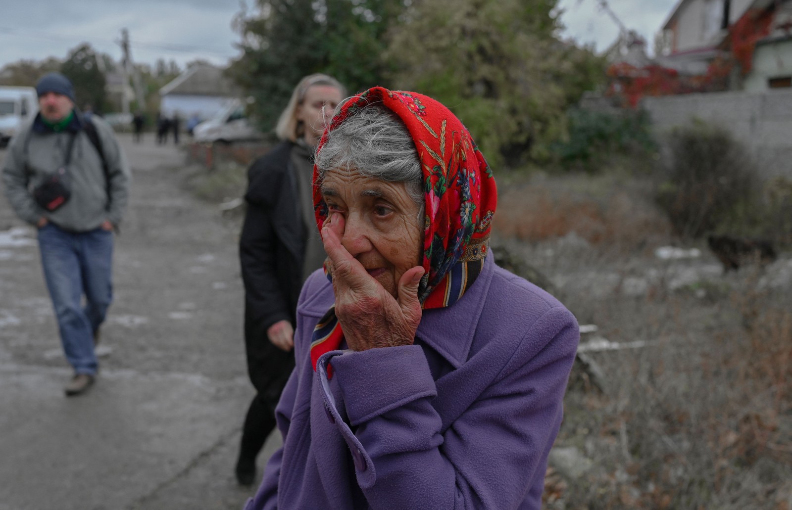 Mulher chora em uma rua após um ataque de foguete em Mykolaiv, Ucrânia — Foto: BULENT KILIC/AFP