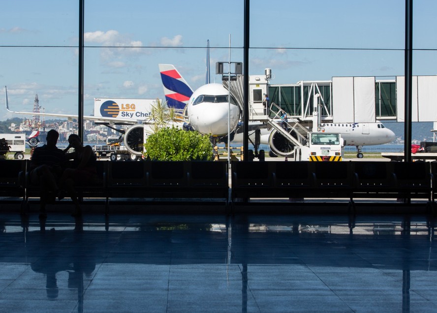 IPCA avança em outubro, com alta das passagens aéreas