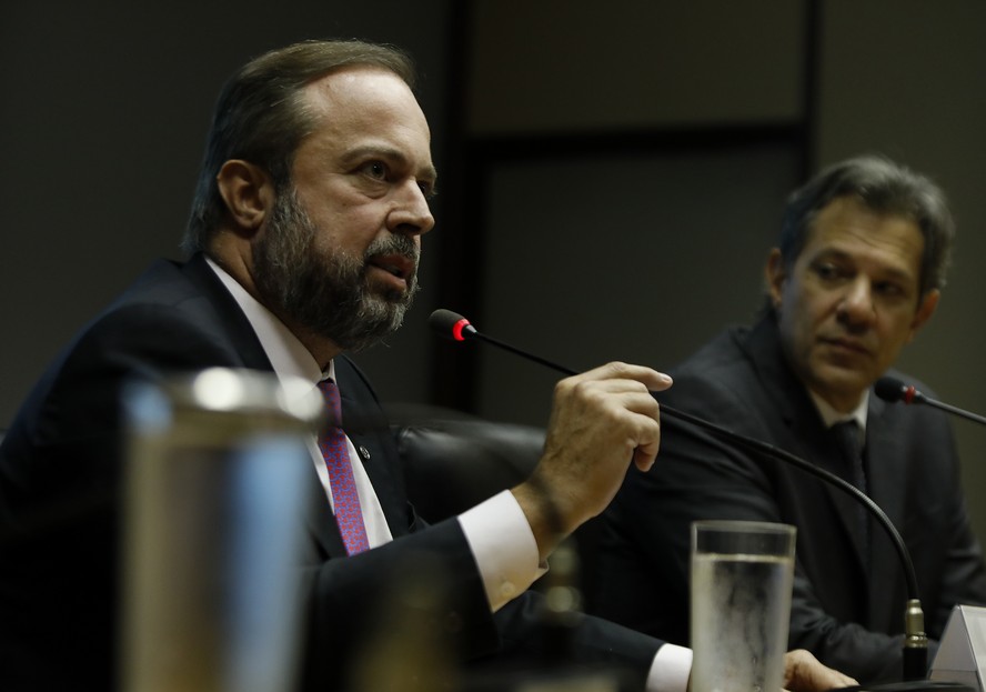 O ministro de Minas e Energia, Alexandre Silveira, observado pelo da Fazenda, Fernando Haddad