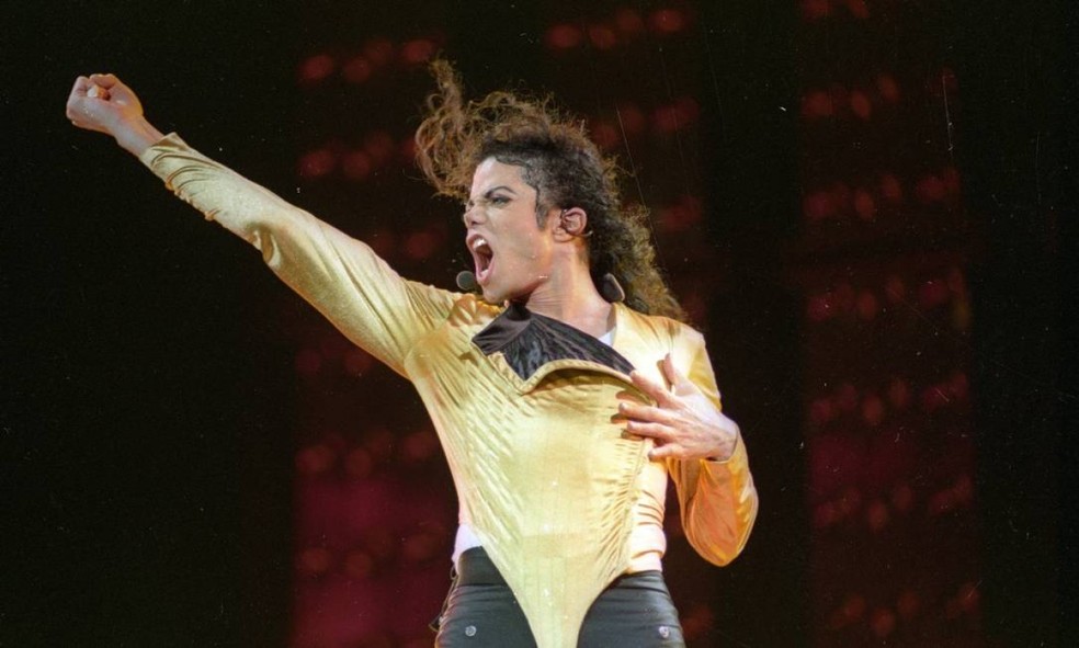 Michael Jackson se apresenta no Estádio do Morumbi, São Paulo, em outubro de 1993. As duas apresentações do show da turnê mundial “Dangerous World Tour” tiveram seus ingressos esgotados  — Foto: Ivo Gonzalez / Agência O Globo