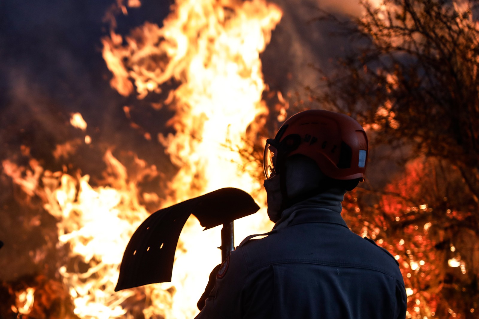 Incêndio atinge o Parque Nacional do Itatiaia desde sexta-feira (14), dia do seu aniversario de 87 anos, e já devastou o equivalente a 150 campos de futebol. Brigadistas, bombeiros e voluntários trabalham no combate da queimada na parte alta do parque, localizado na Serra da Mantiqueira — Foto: ERNESTO CARRIÇO/Agencia Enquadrar/Agencia O Globo