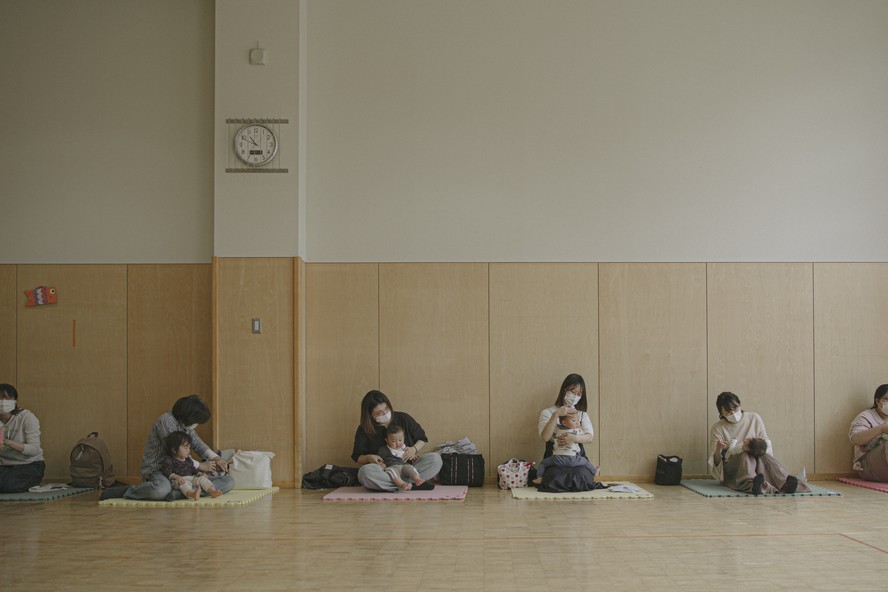 Mães participam de atividades com bebês em centro comunitário de Kashiwazaki, no Japão