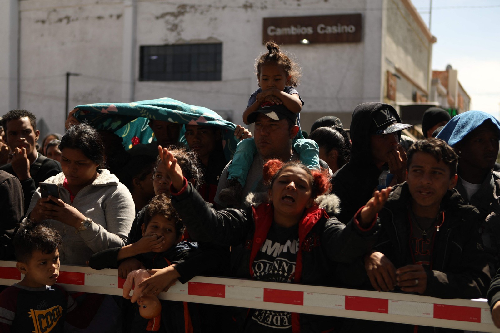 Os guardas de fronteira dos EUA se moveram para fechar a ponte, disse Enrique Valenzuela, um trabalhador da sociedade civil que ajuda migrantes em Juarez — Foto: Herika Martinez / AFP