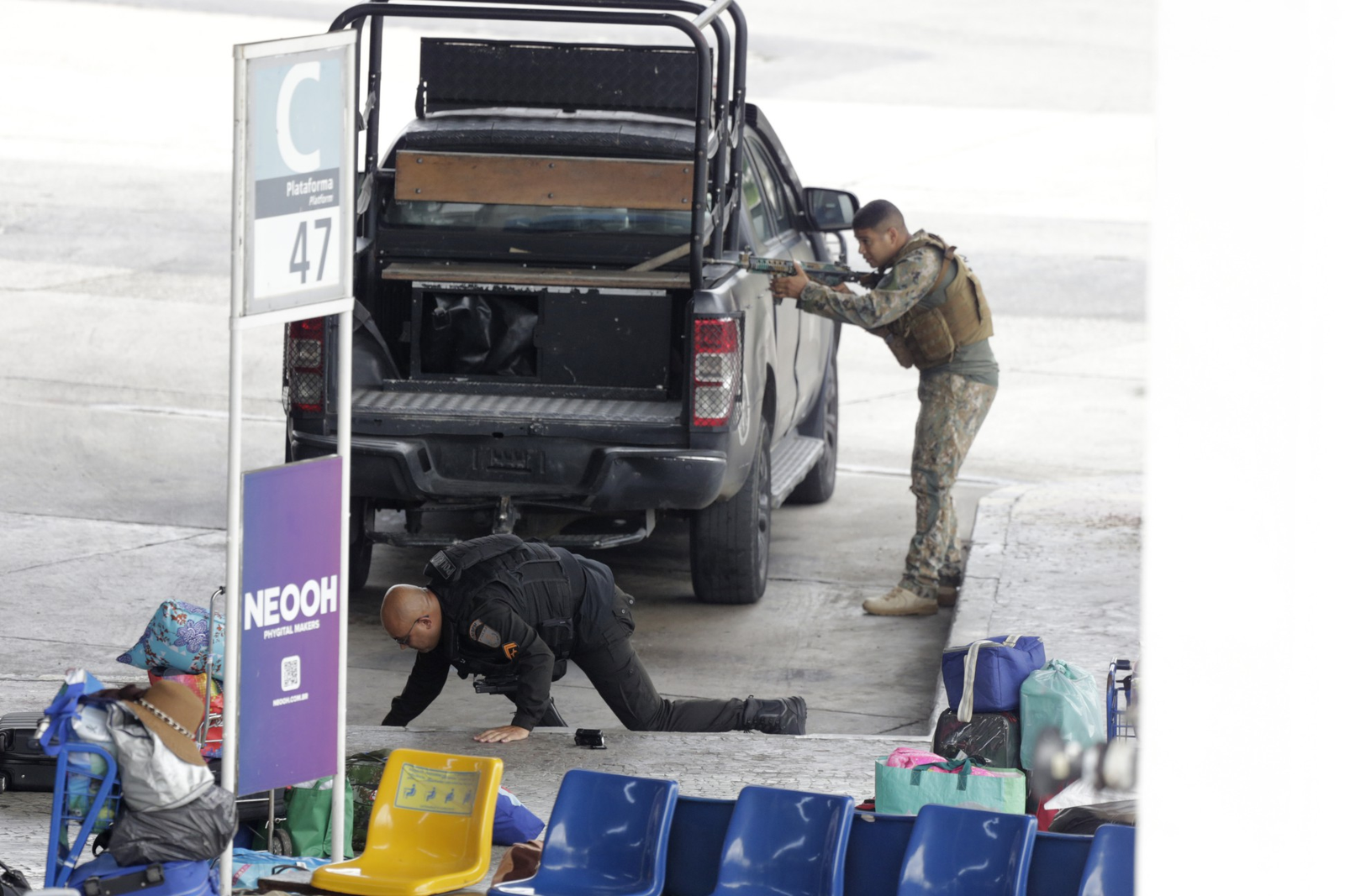 Policiais do Bobe e de outros batalhões da PM atuam no local para tentar resgatar reféns — Foto: Domingos Peixoto