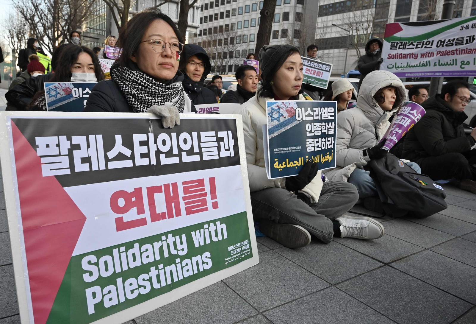 Em Soul, capital da Coreia do Sul, ativistas seguram cartaz em solidariedade às mulheres palestinas: "Liberte as mulheres palestinas!" — Foto: JUNG YEON-JE