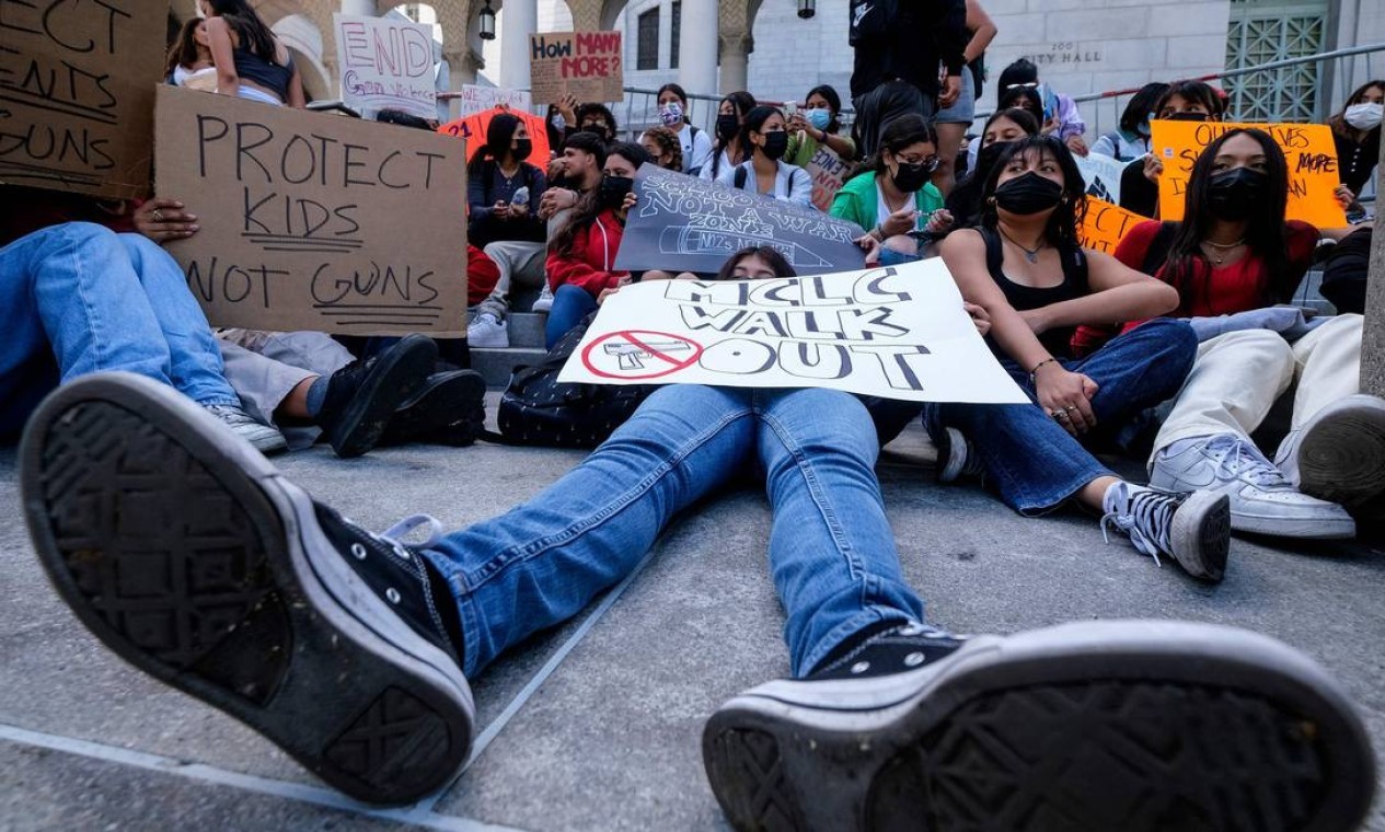 Estudantes participam de paralisação escolar e protesto em frente à prefeitura contra a violência armada, em Los Angeles, Califórnia, EUA — Foto: RINGO CHIU / AFP