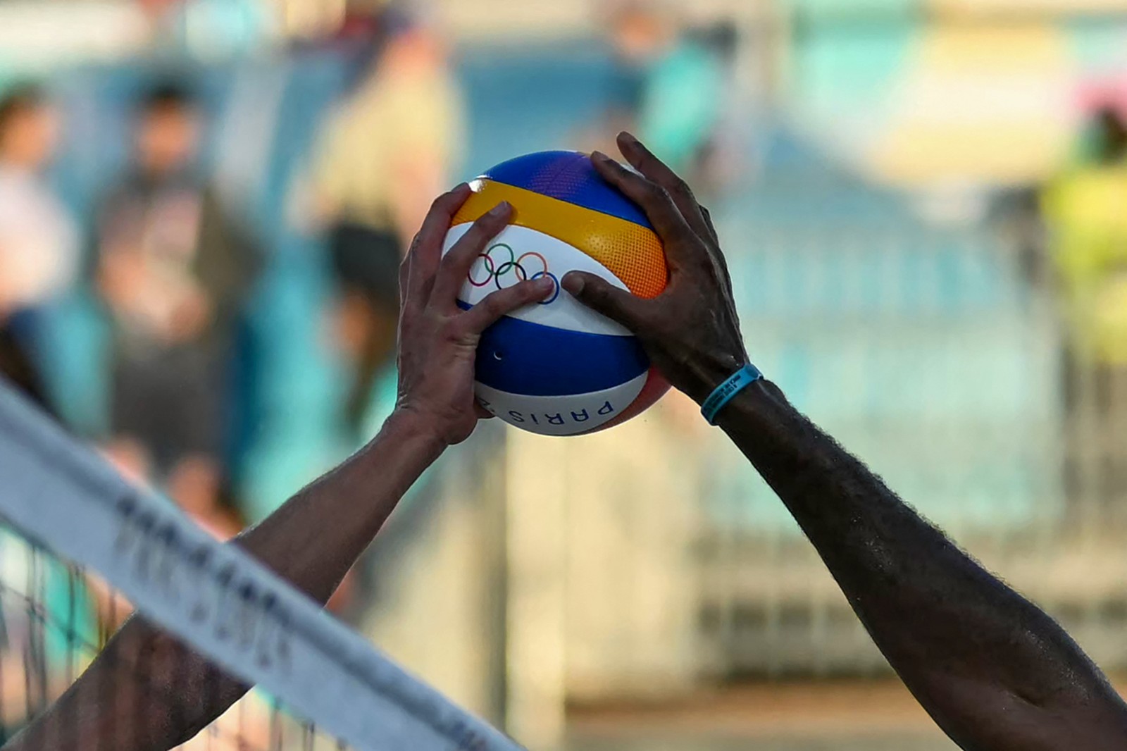 Disputa de bola entre o australiano Julian Hoerl (E) e o brasileiro Evandro Gonçalves Oliveira Júnior, durante a partida de vôlei de praia — Foto: Mauro Pimentel / AFP