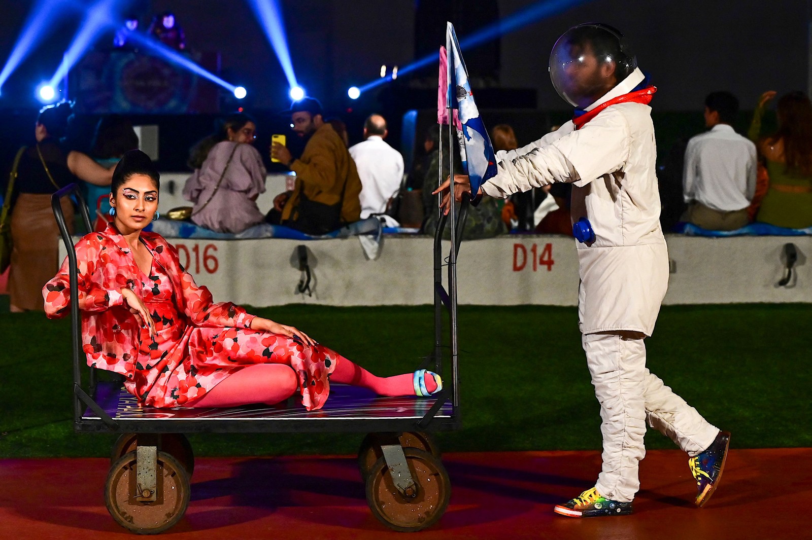 Modelos apresentam criações da estilista Satya Paul durante o segundo dia da FDCI X Lakme Fashion Week, em Mumbai. — Foto: Sujit JAISWAL / AFP