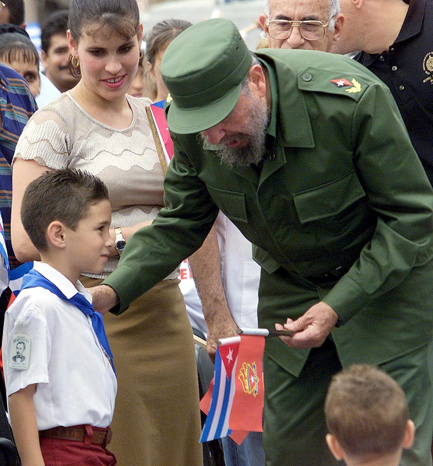 O pequeno Elián González conversa com Fidel Castro durante um fórum em Havana, um ano depois de sua volta à ilha