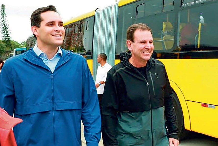 O deputado estadual Eduardo Cavaliere e o prefeito Eduardo Paes em entrega de ônibus do BRT na Zona Oeste do Rio